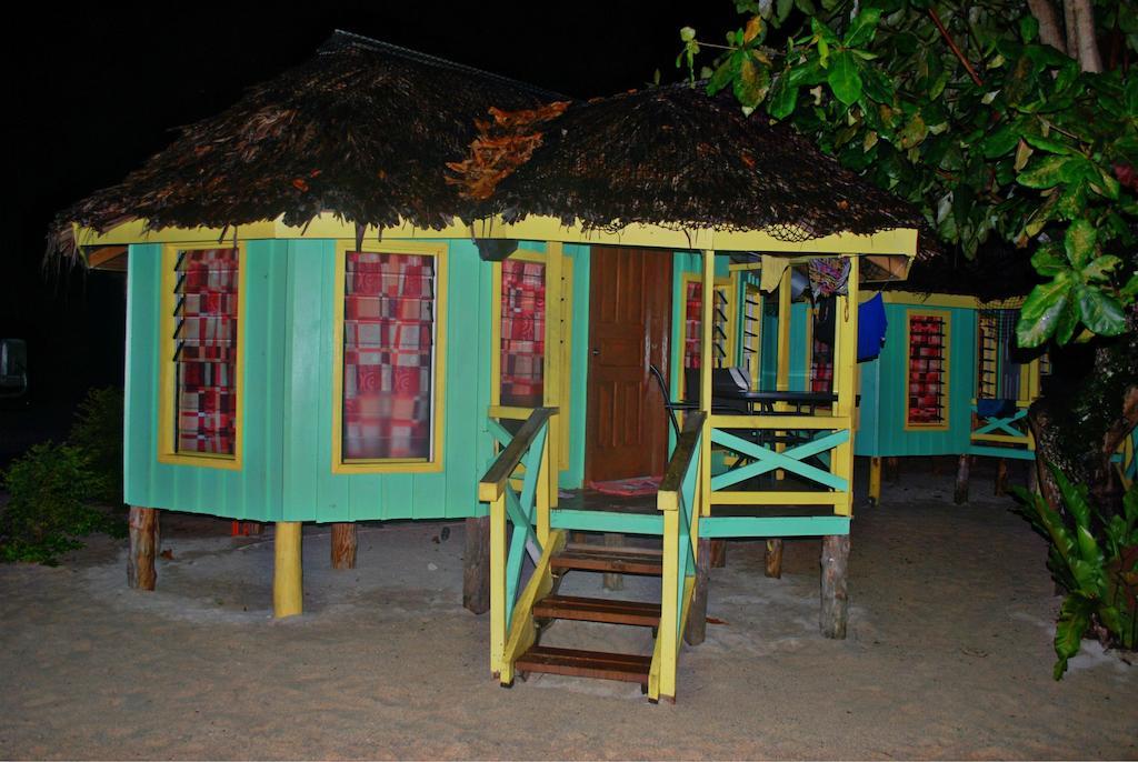 Taufua Beach Fales Lalomanu Номер фото